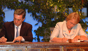 Los presidentes de Colombia, Álvaro Uribe Vélez y de Chile, Michelle Bachelet, firman el Tratado de Libre Comercio entre los dos países, en ceremonia que se realizó este lunes en el Palacio de La Moneda, en Santiago de Chile. Foto: Miguel Ángel Solano - SNE